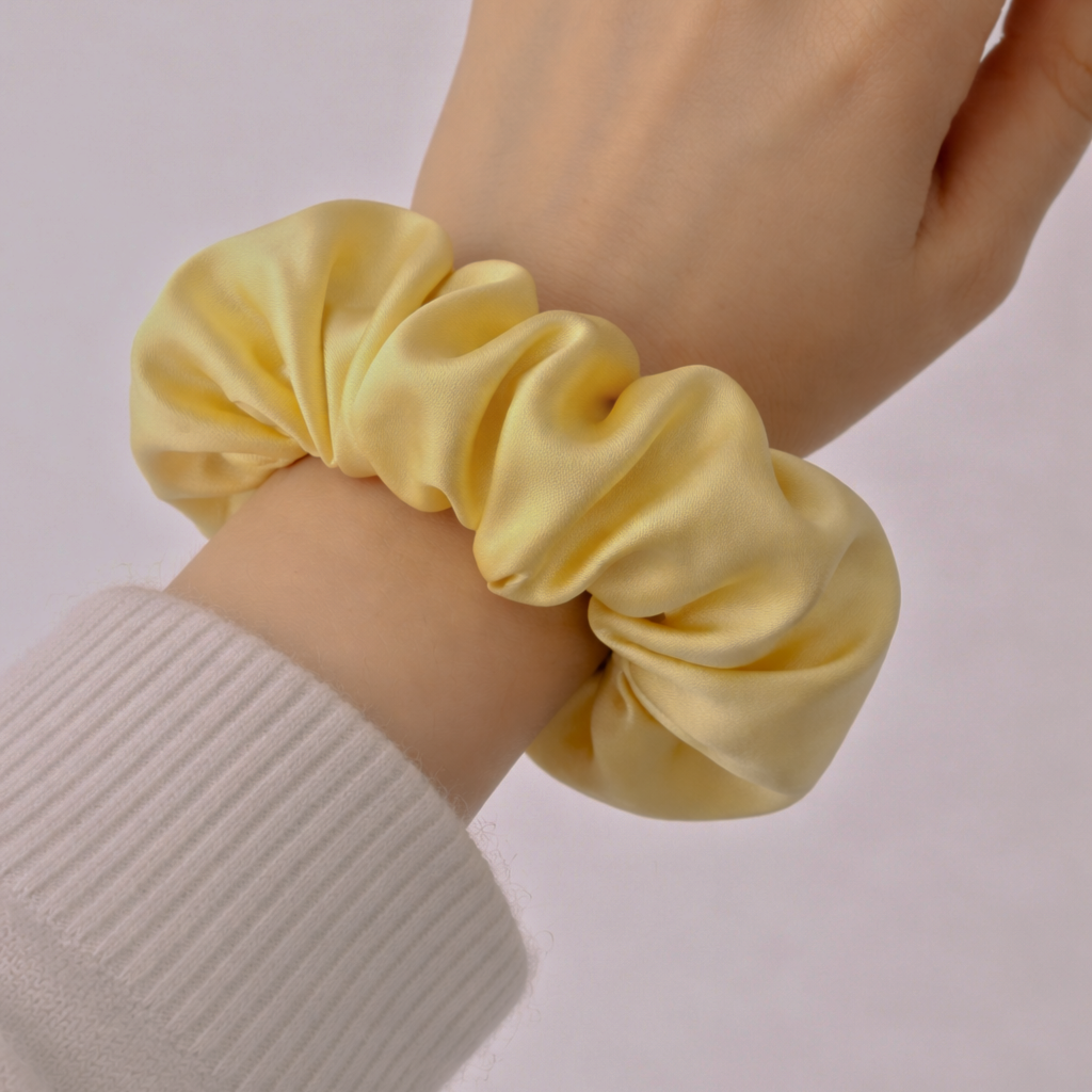 Scrunchie saténová gumička SINOA horčicová3